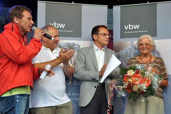 Geroldine Ondrusek mit Blumenstrau